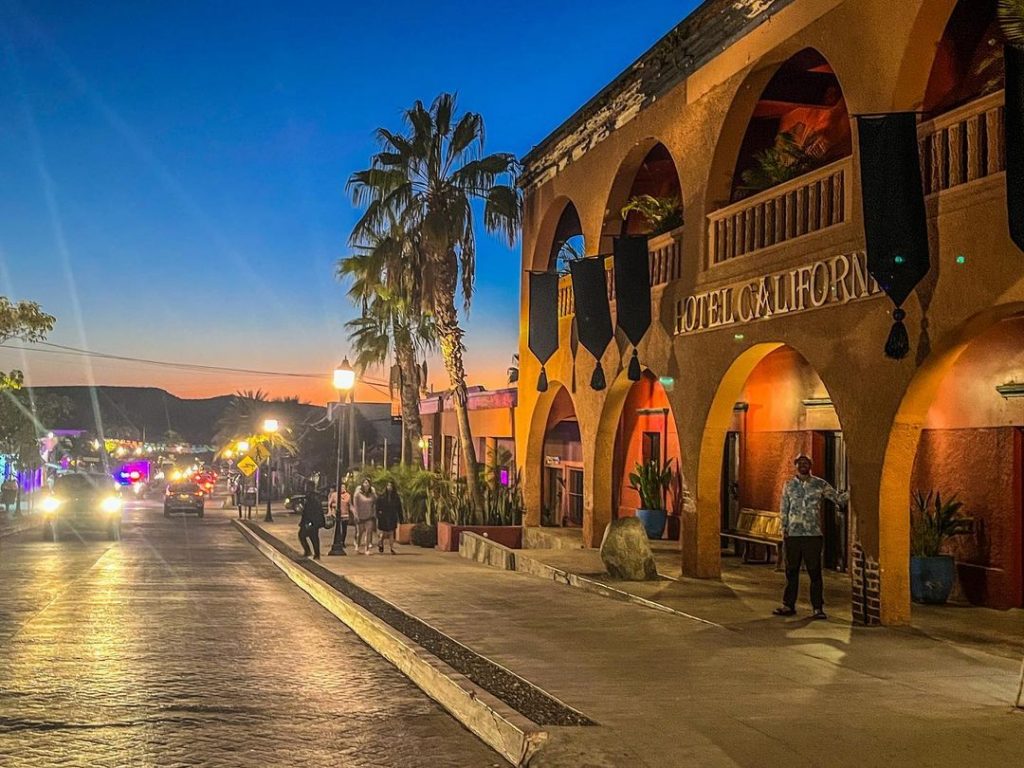 El Hotel California de noche