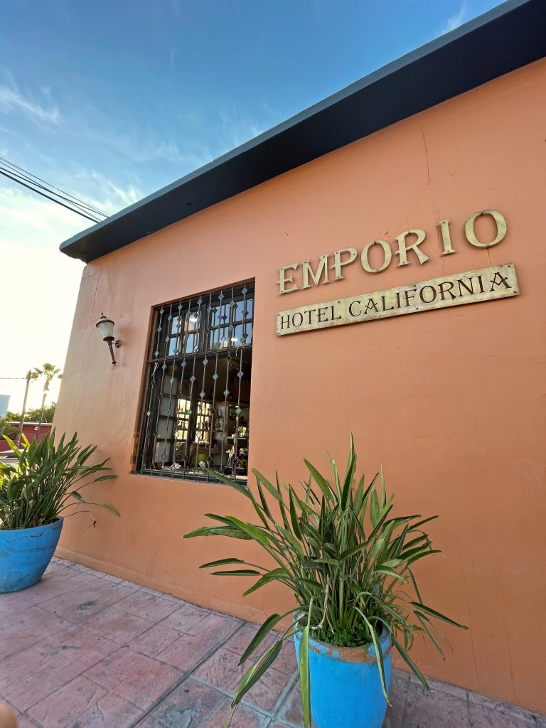 Fachada del Emporio Hotel California