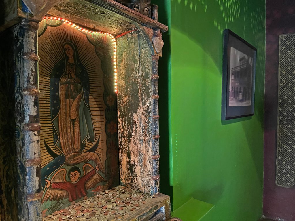 La Virgen de Guadalupe en el Hotel California