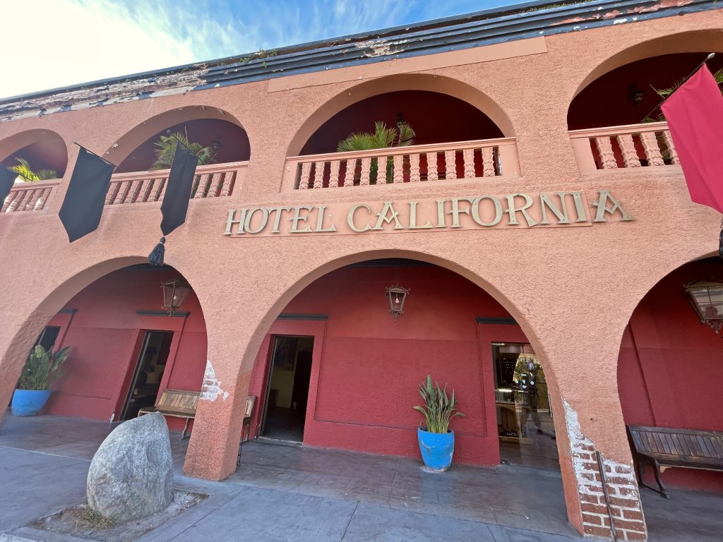 Fachada del Hotel California