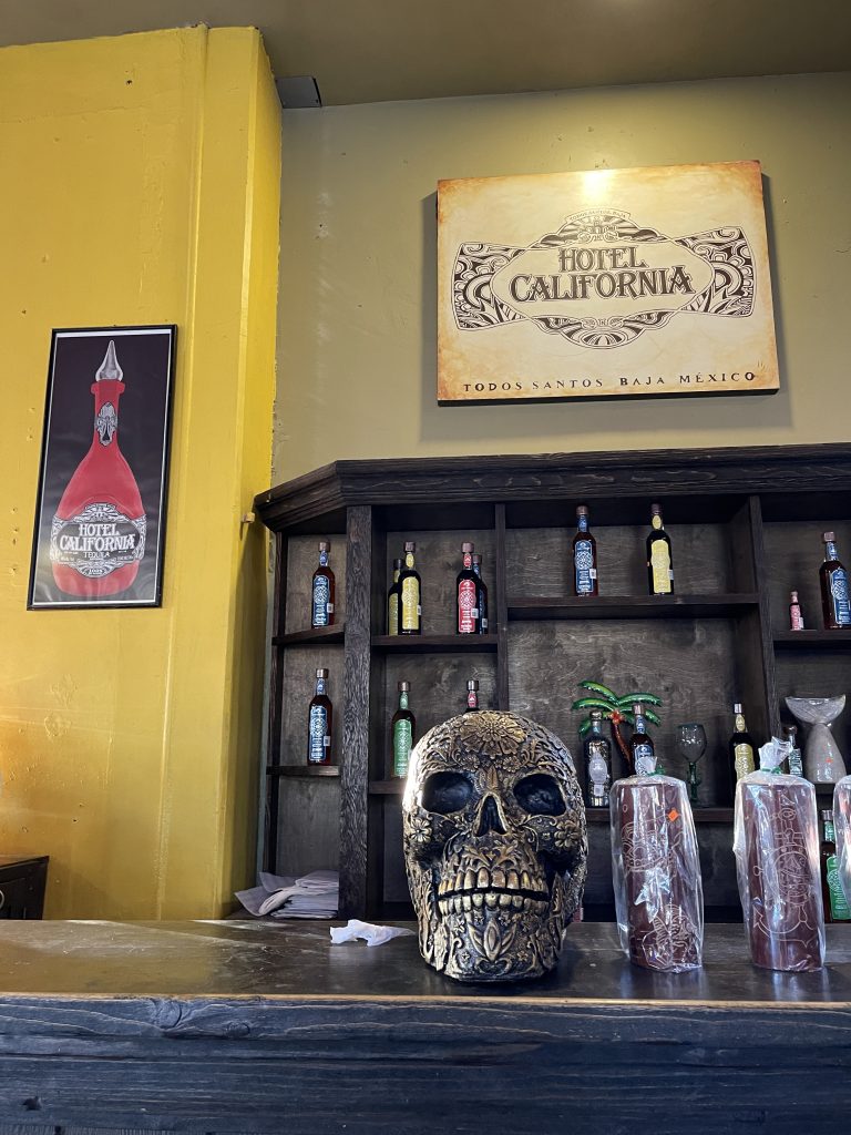Bar en el interior del Hotel California 