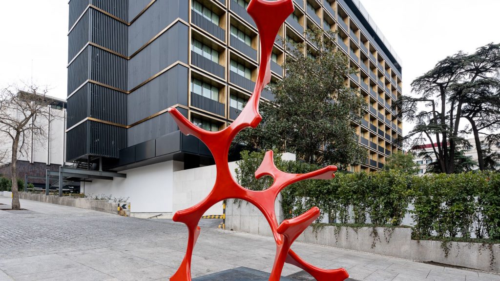 Escultura de Canogar, en la calle Ortega y Gasset