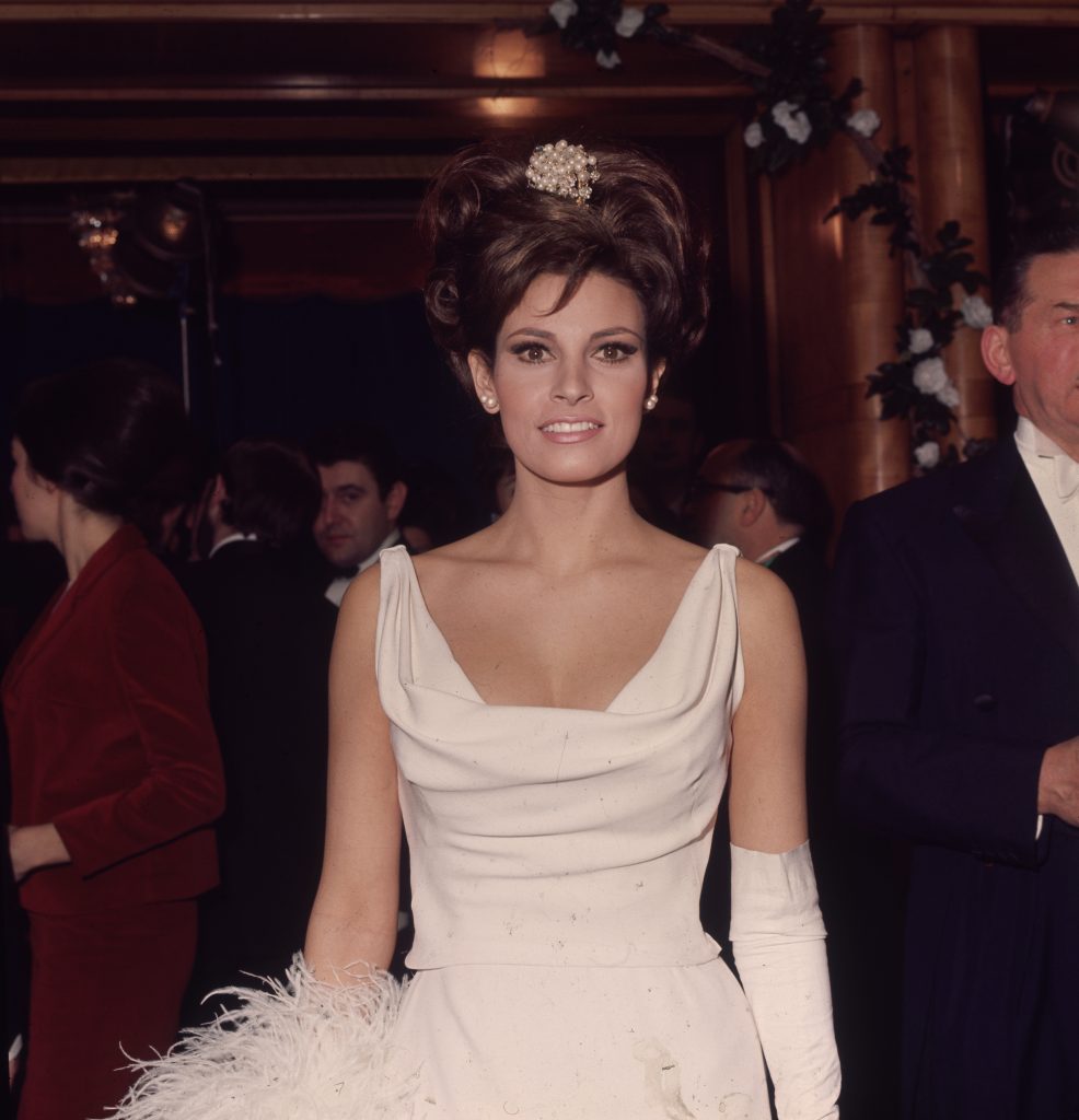Raquel Welch vestida de gala en los 70