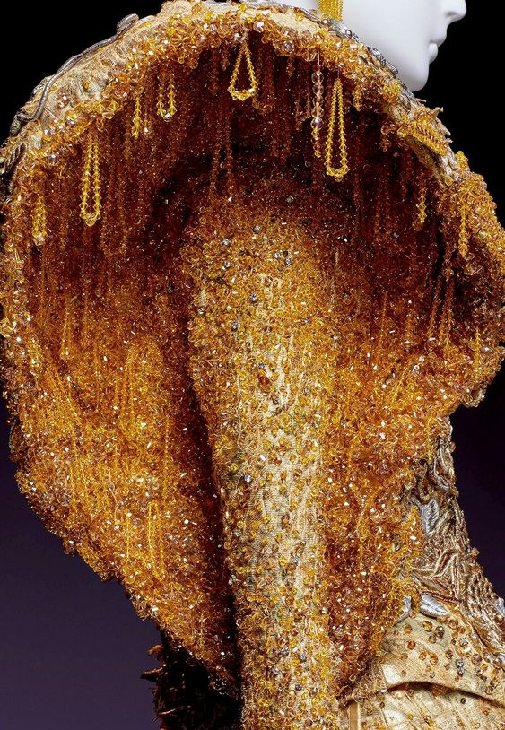 Foto Detalle vestido Guo Pei