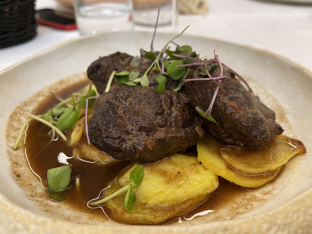 Plato de comida en el Ágora de Protos