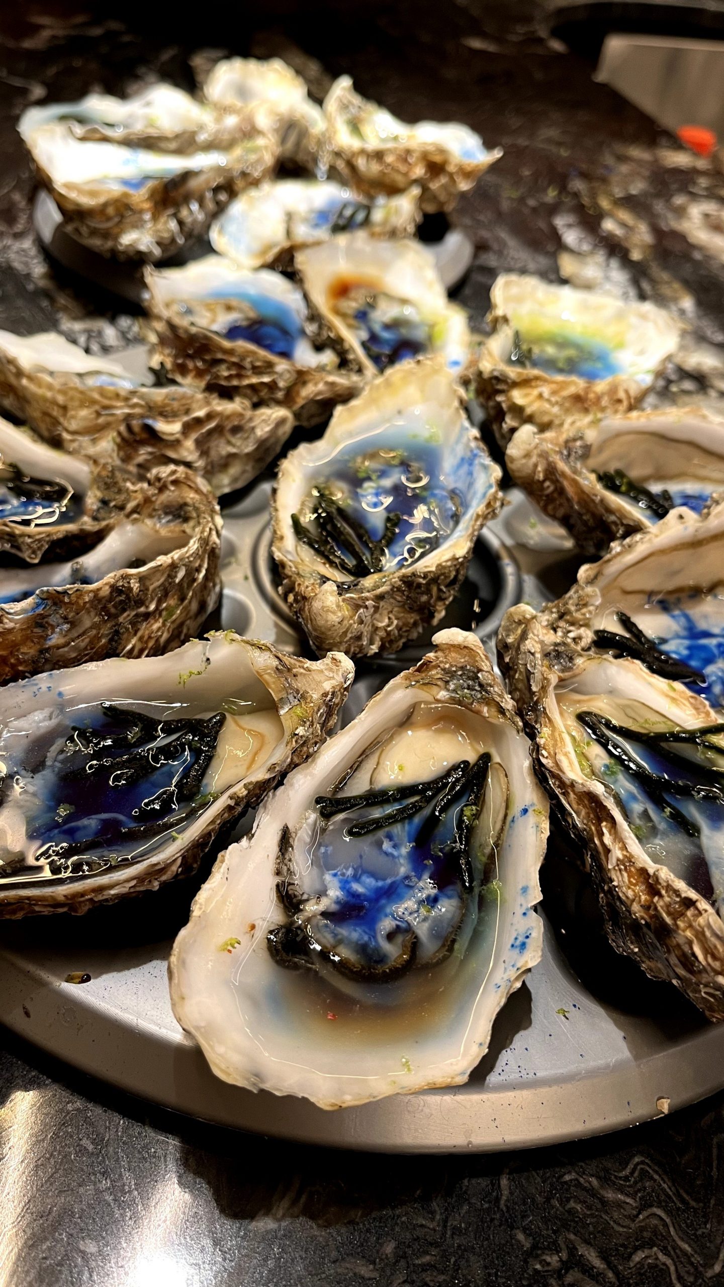 Ostra Sorlut con Ponzu de Yuzu, k&eacute;fir, espirulina y crujiente de codium