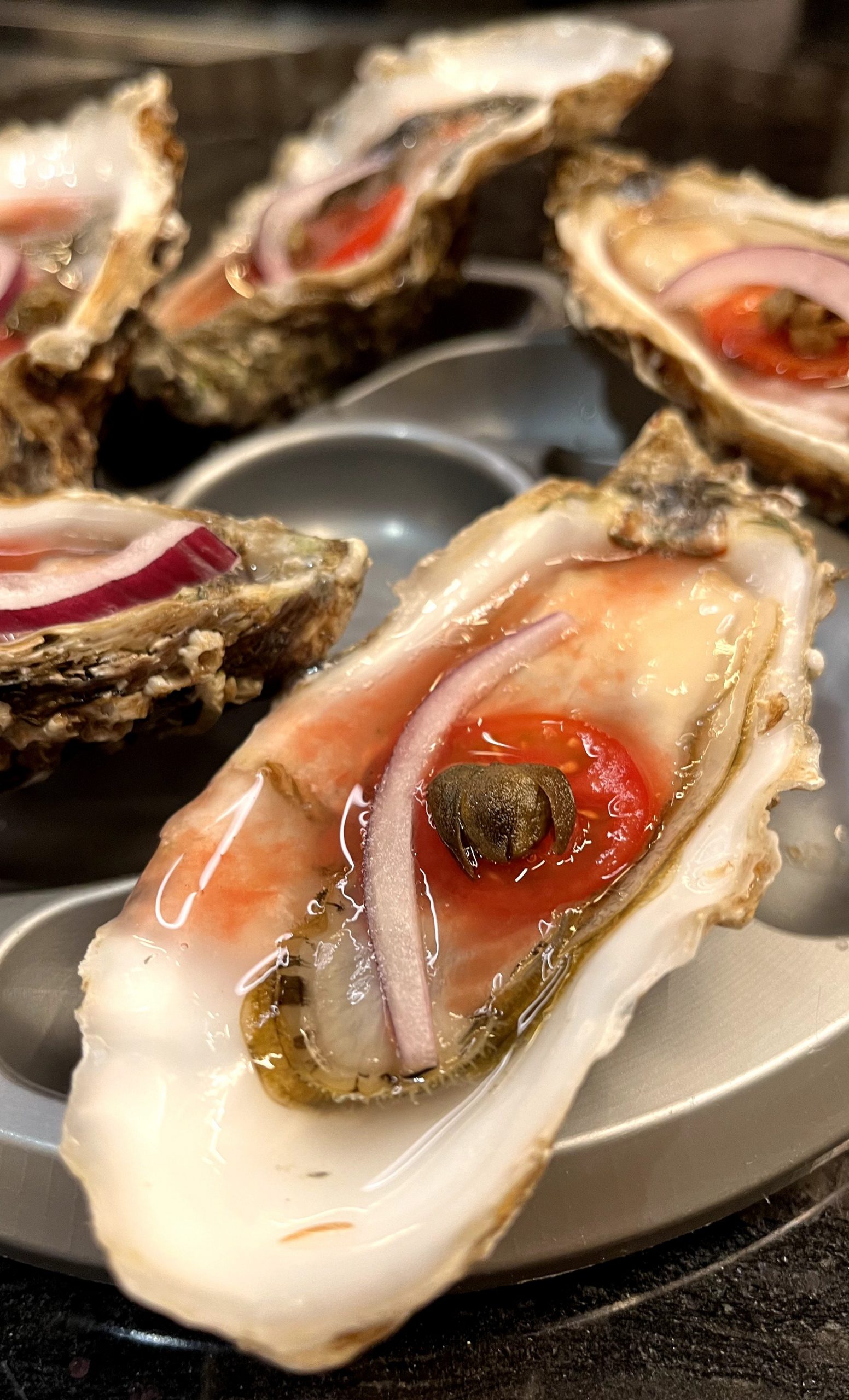Ostra Sorlut con concentrado de tomate, cebolla morada y alcaparras fritas