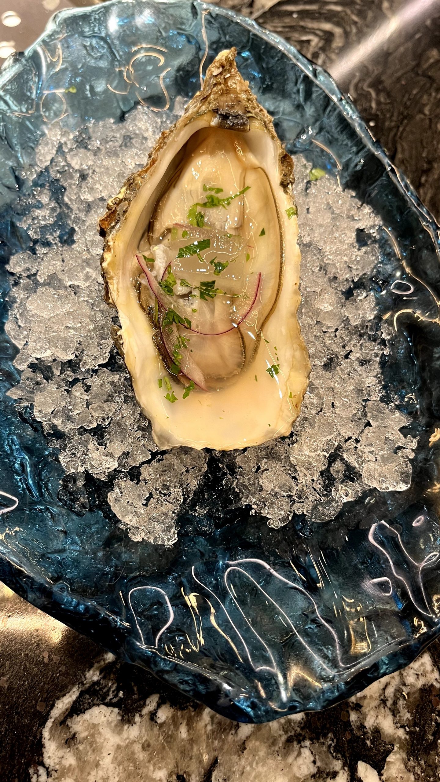 Ostra Sorlut de ceviche de aloe vera, cilantro y cebolla roja