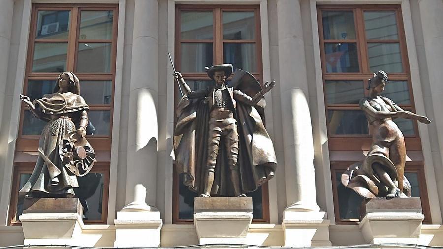 Estatuas Teatro Albeniz de &Aacute;ngel Ferrant