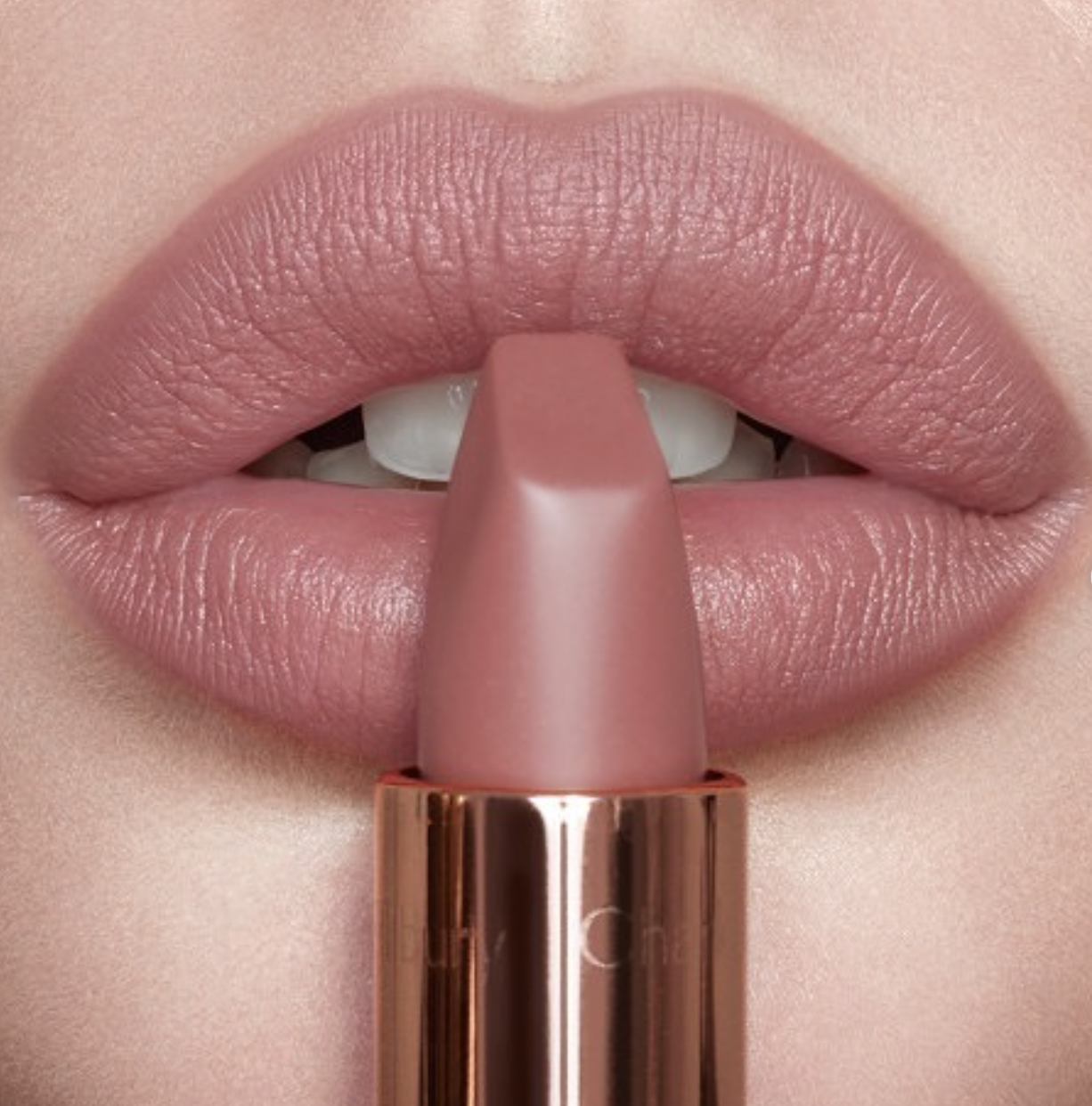 Labios voluminosos sin &aacute;cido hialur&oacute;nico