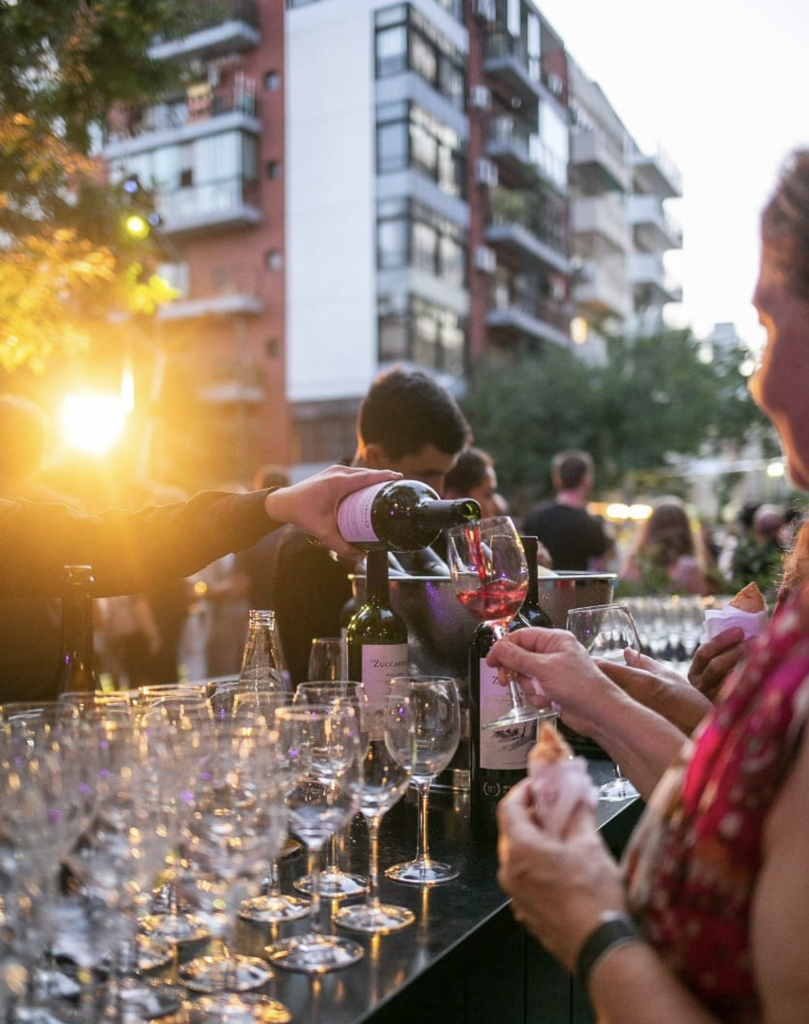 Gente en la terraza del restaurante Don Julio