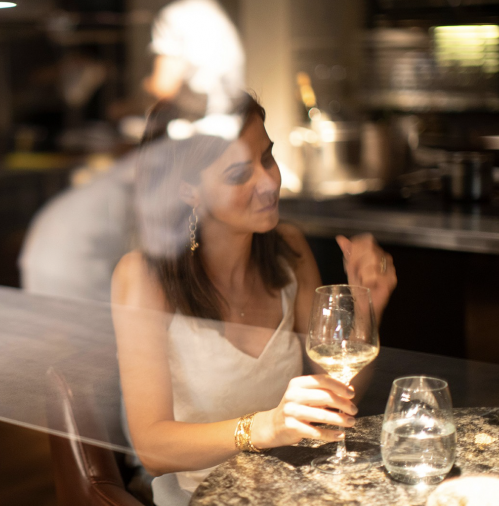 Mujer comiendo en Buenos Aires