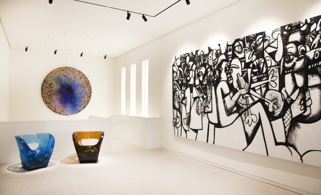  Opera Gallery con obra de Genov&eacute;s al fondo