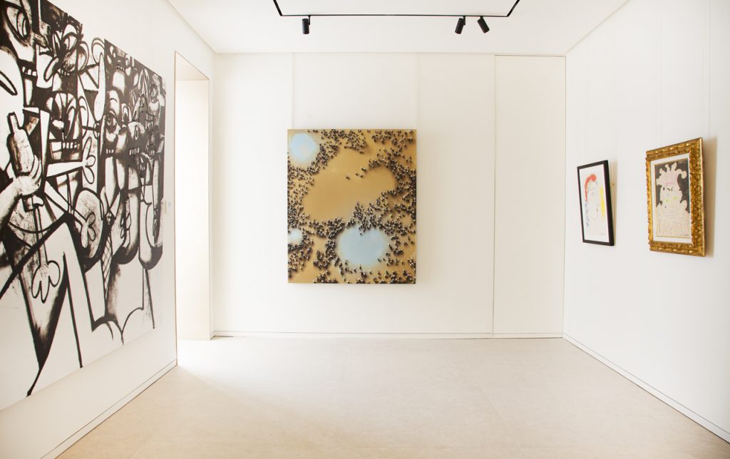 Obra de Juan Genov&eacute;s al fondo