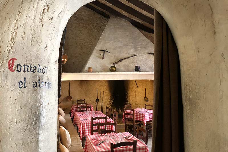 Mes&oacute;n Cuevas del Vino