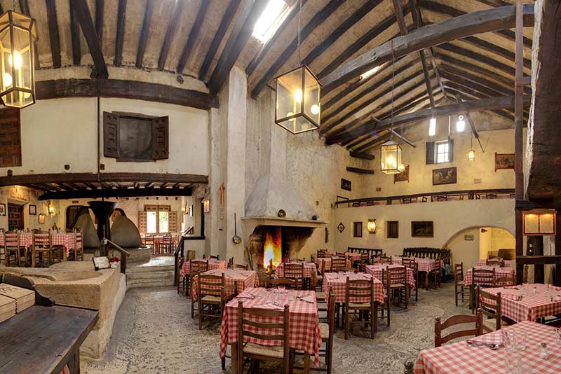 Mes&oacute;n Cuevas del Vino