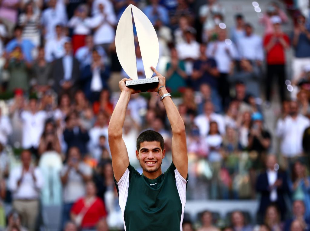 Carlos Alcaraz con el trofeo creado por David Rodr&iacute;guez Caballero