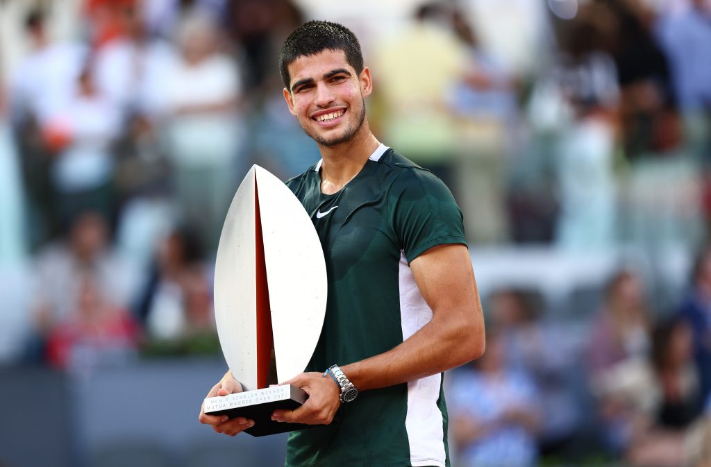 Carlos Alcaraz con el trofeo creado por David Rodr&iacute;guez Caballero