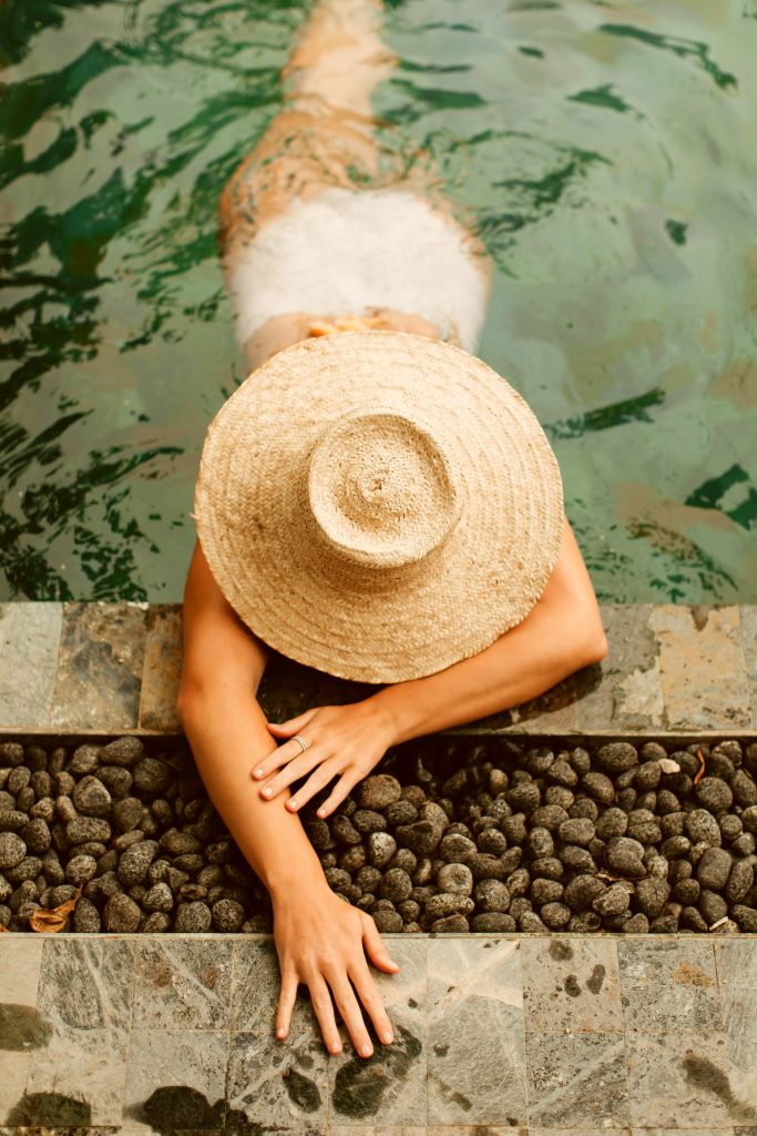 Chica en una piscina
