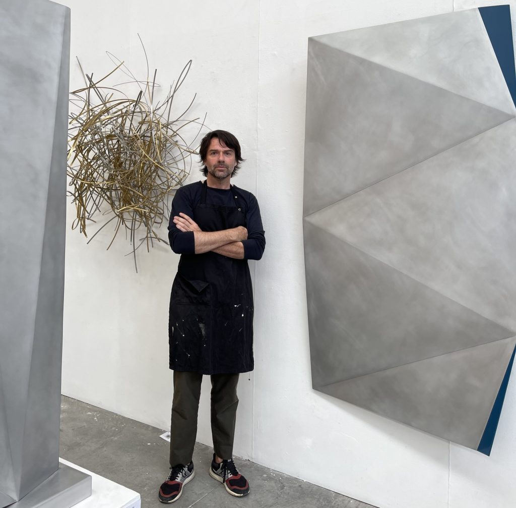 El escultor David Rodr&iacute;guez Caballero en su estudio de Madrid