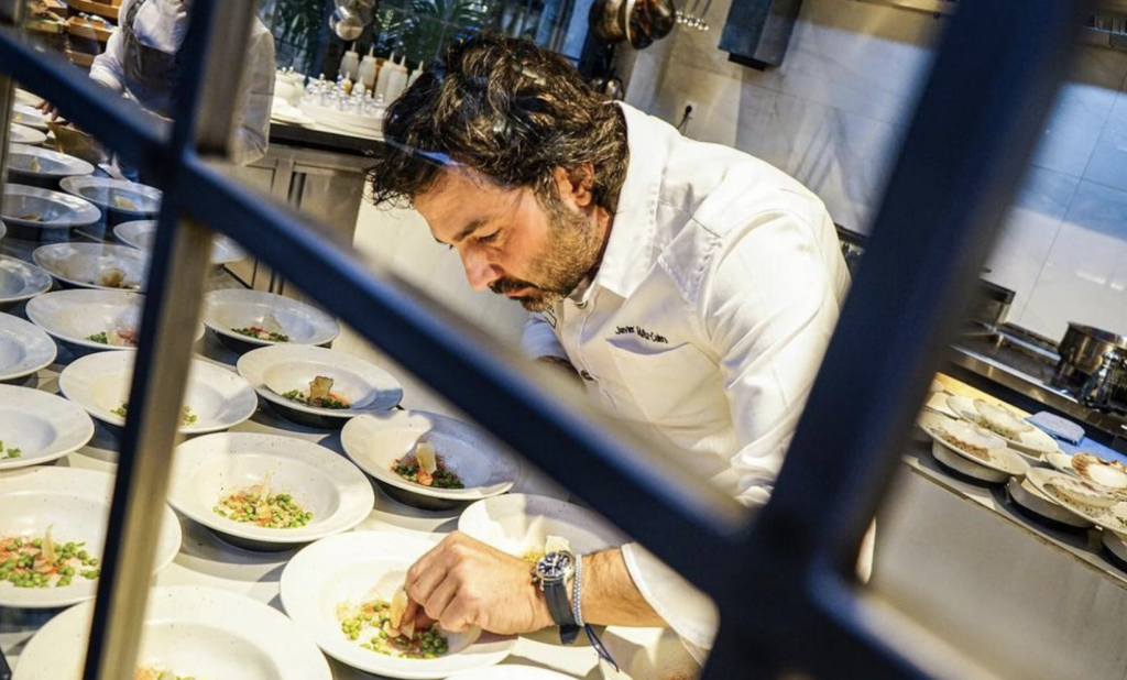 El chef Javier Muñoz-Calero cocinando