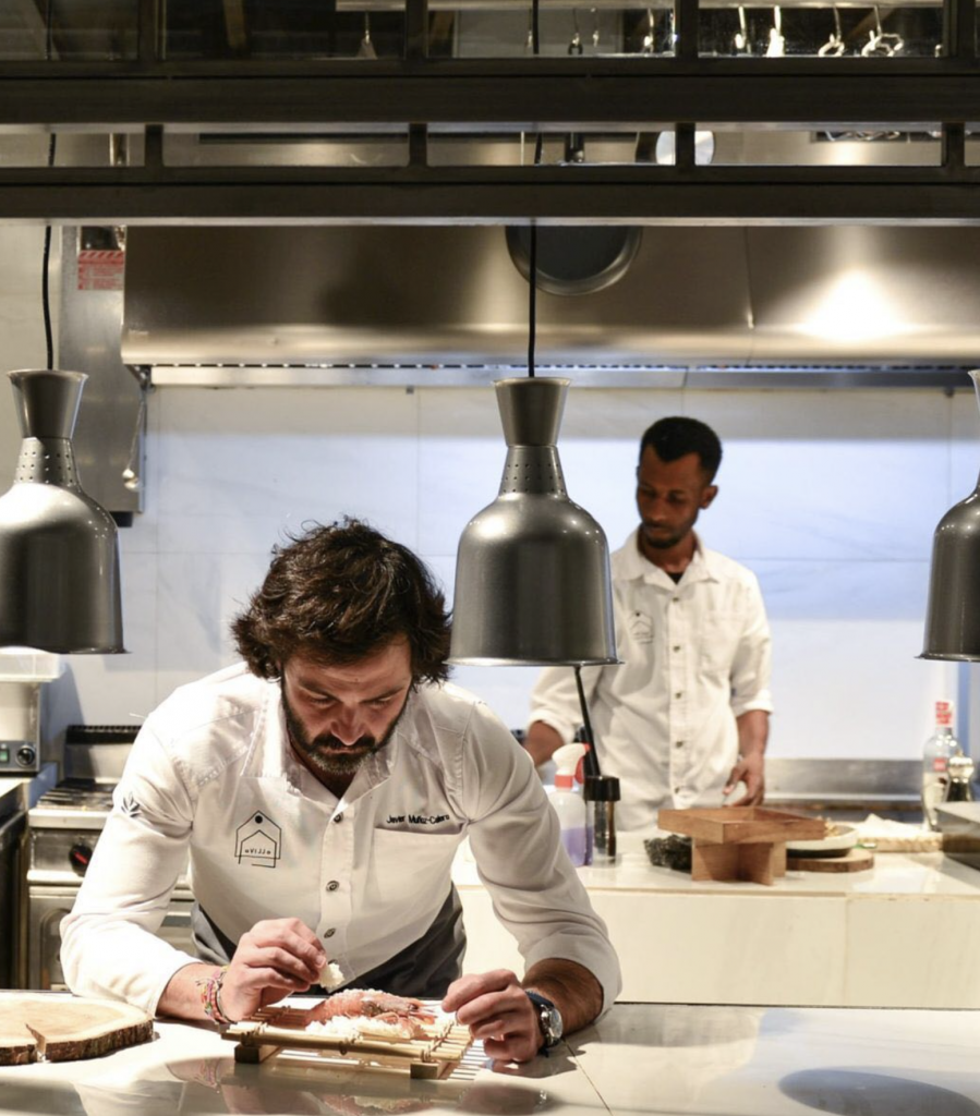 Javier Muñoz-Calero en la cocina de Ovillo