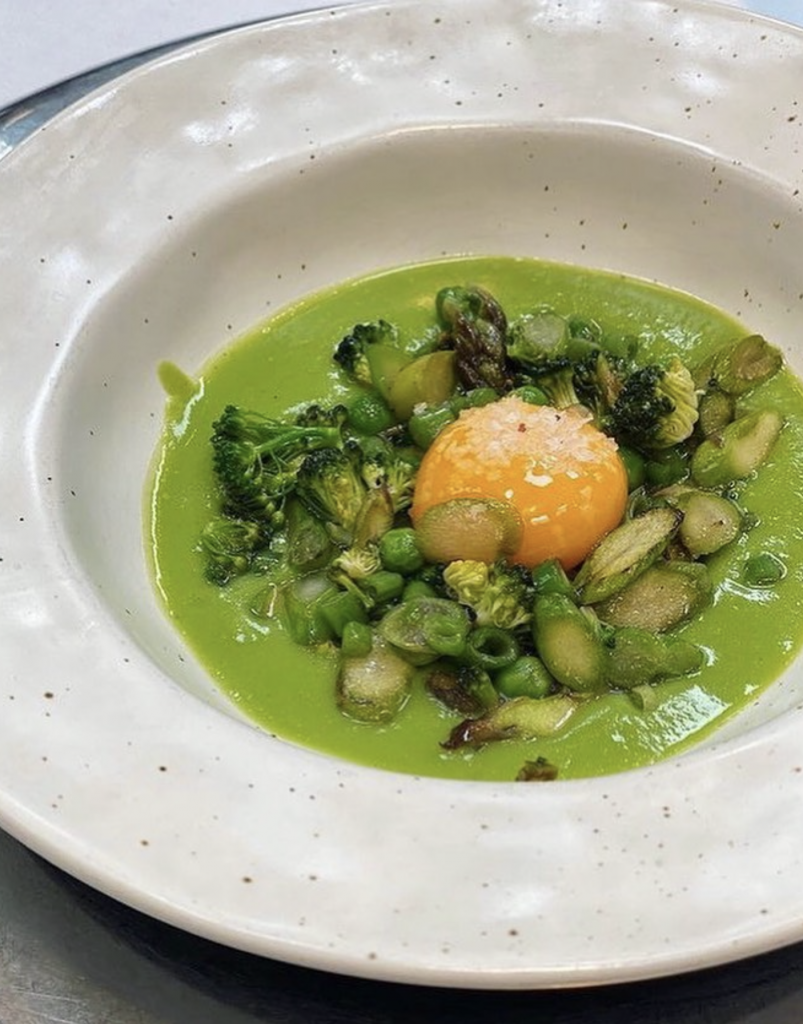 Plato en el restaurante Ovillo