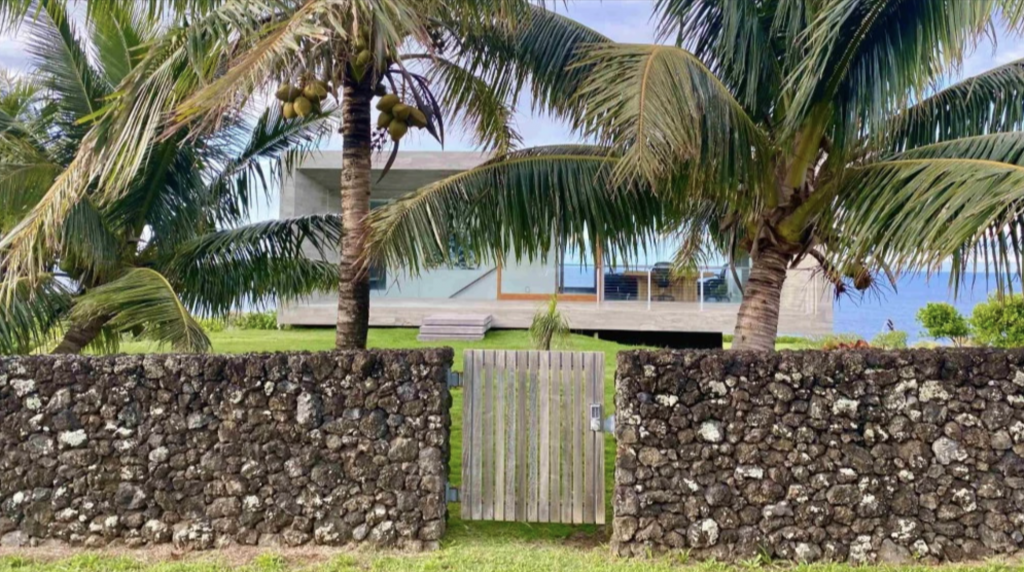Una vivienda brutalista en la costa hawaiana de Maui
