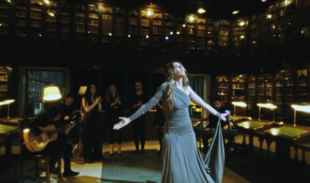 Marina Carmona cantando 'Historia de un amor' en el Ateneo de Madrid