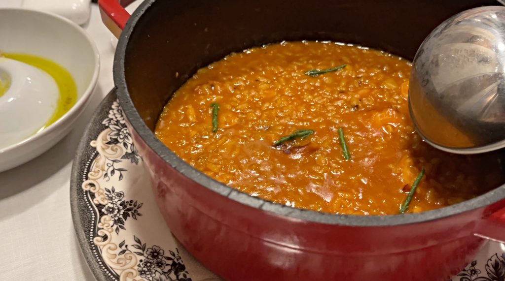 Arroz caldoso en restaurante Olmo de Alcaravea
