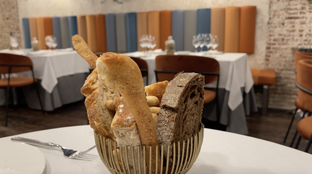 Mesa en el restaurante Olmo del grupo Alcaravea