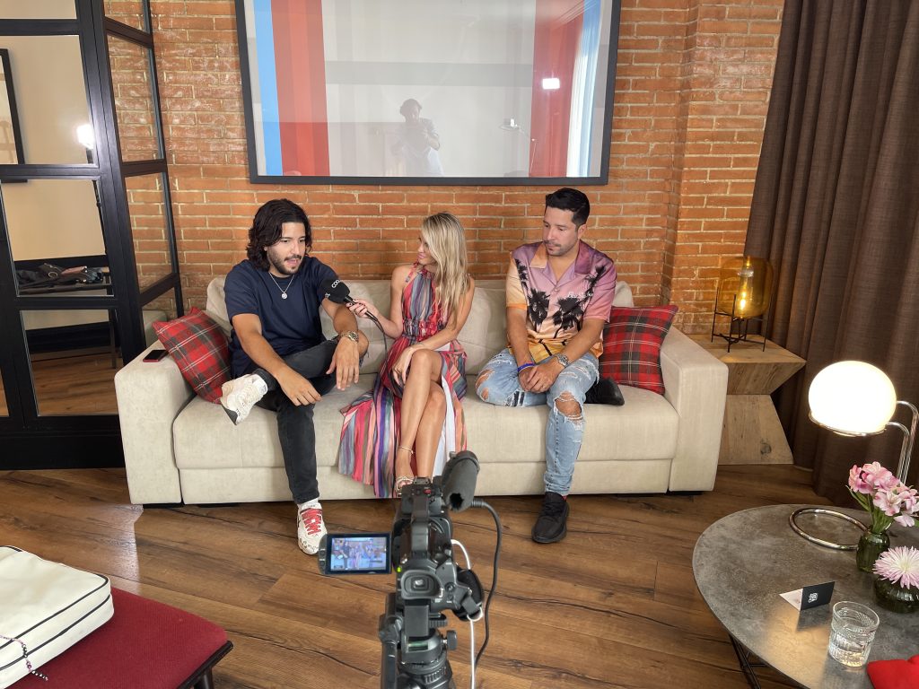 Fina Grosso entrevistando para COOL a Cali y El Dandee