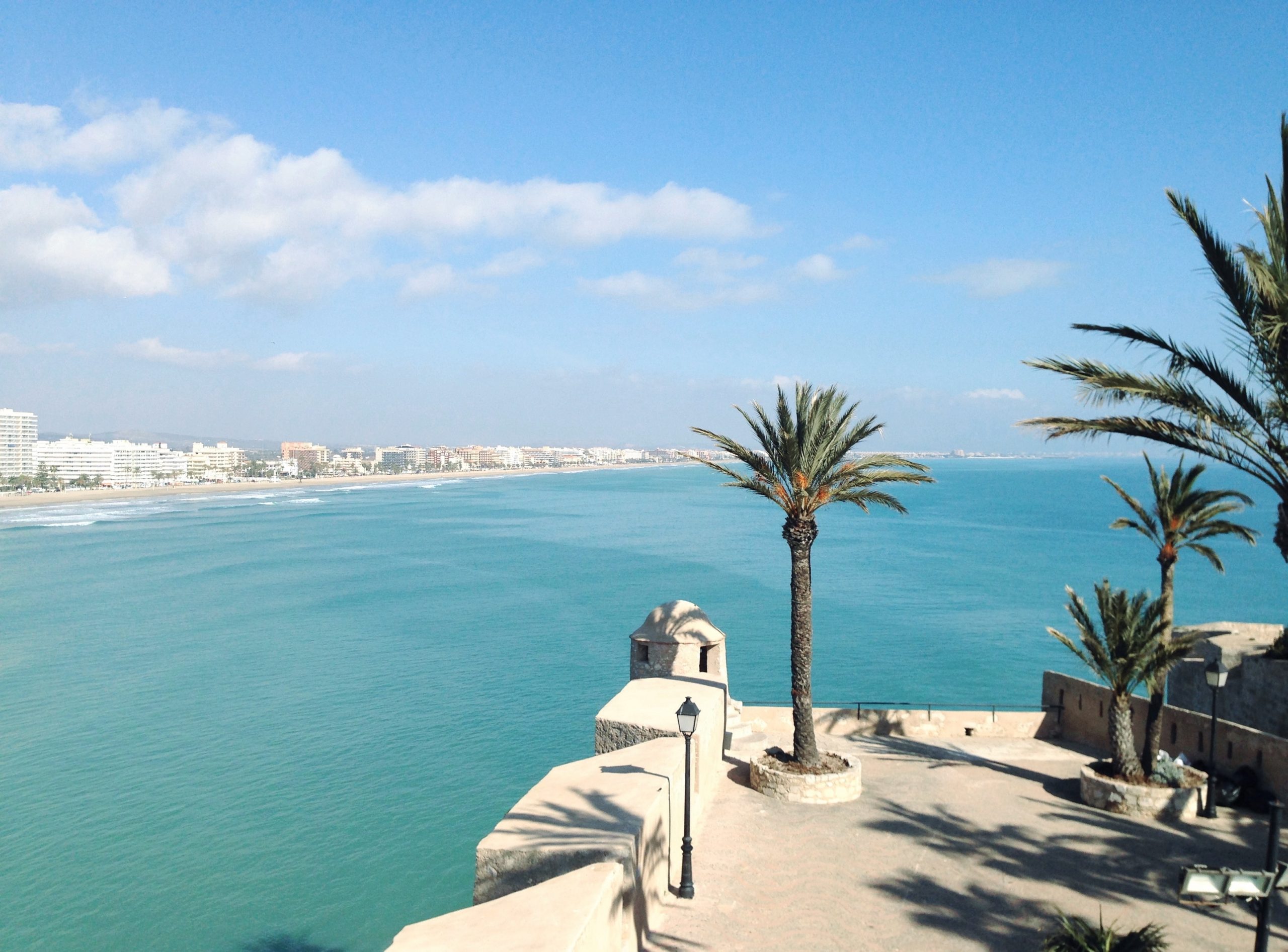 La playa y la muralla de Pe&ntilde;&iacute;scola