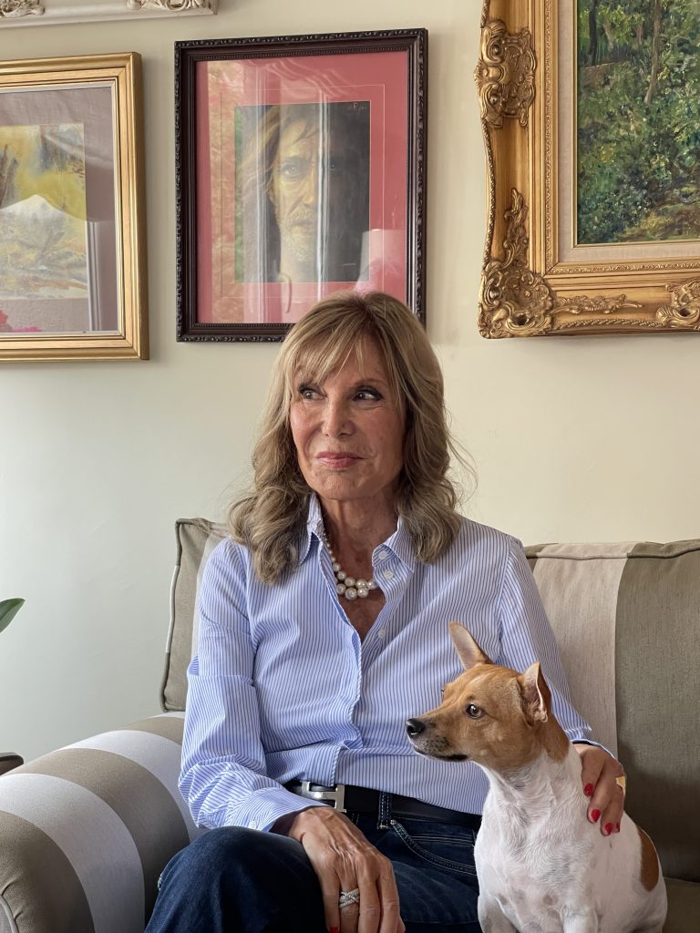 Pilar Eyre y su perro Brody