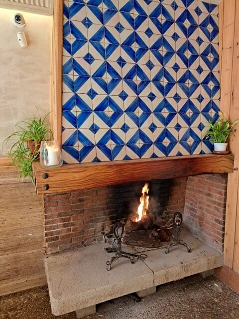 La chimenea del Mes&oacute;n Maito