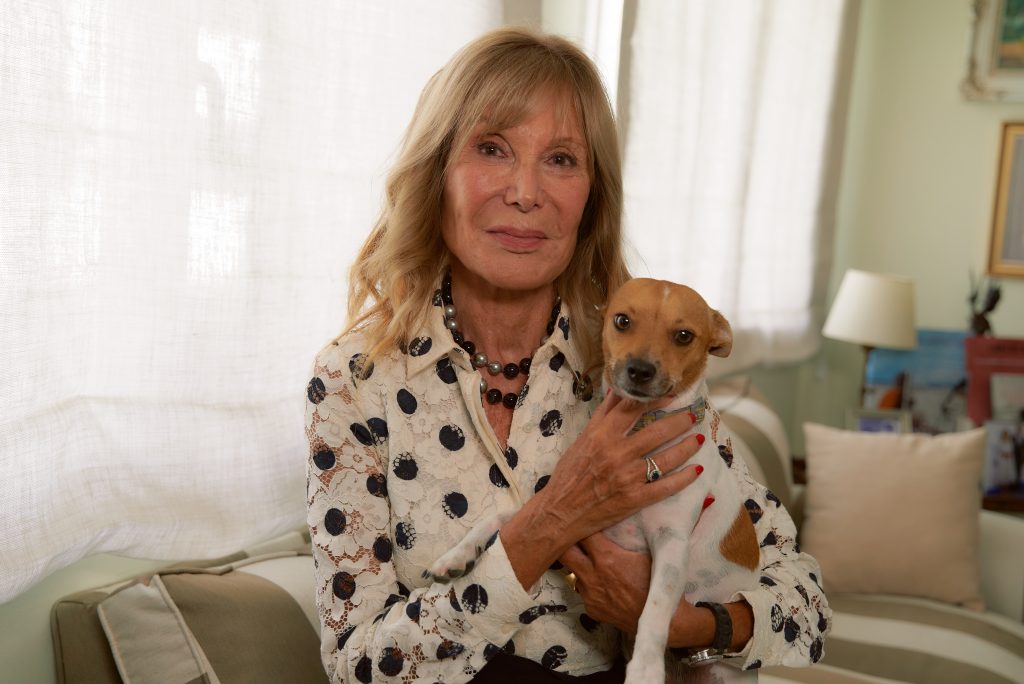 Pilar Eyre con Brody, su perrito