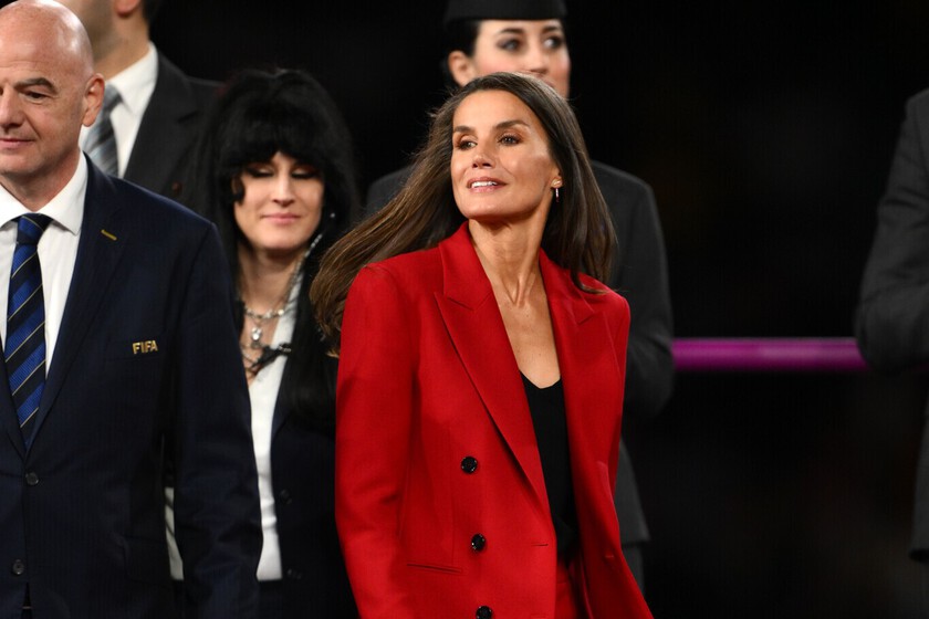 Traje chaqueta rojo desatado reina letizia