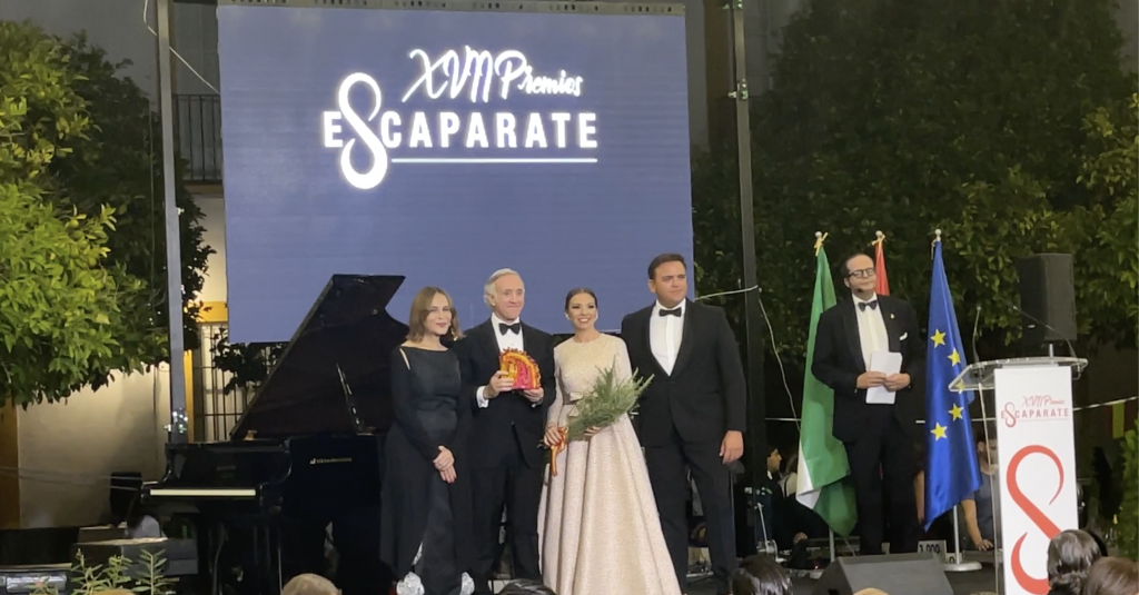 Eduardo Inda recibiendo su galard&oacute;n en los Premios Escaparate 2023