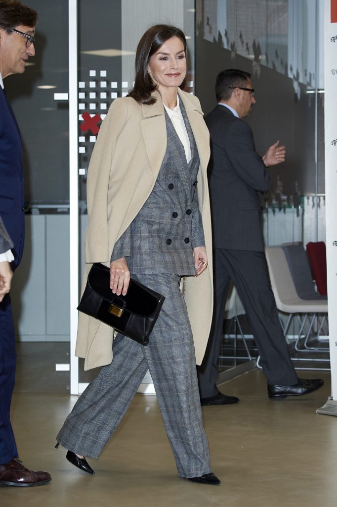 Traje chaqueta con abrigo reina letizia