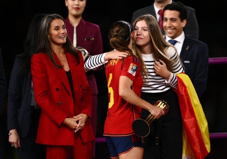 Traje chaqueta doble abotonadura reina letizia