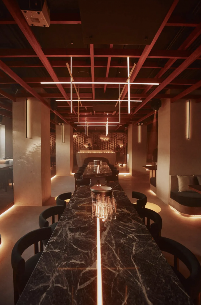 Una mesa en el interior de NU Downtown
