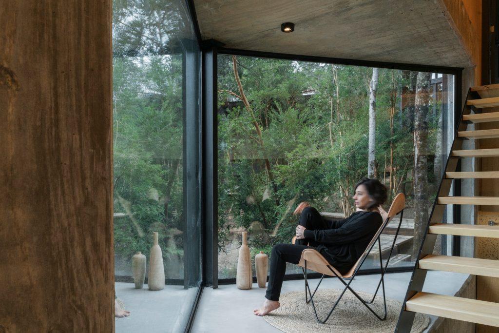 Una mujer disfrutando de las vistas en una casa de lujo en la Patagonia