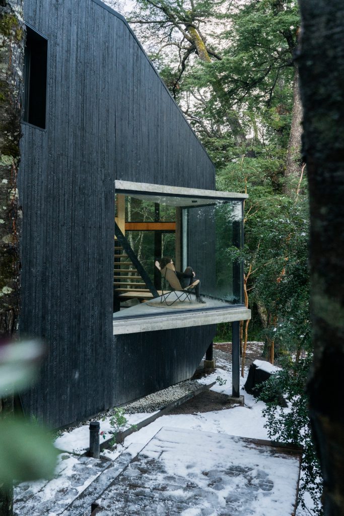 Los amplios ventanales de las mini casas boutique en la Patagonia argentina