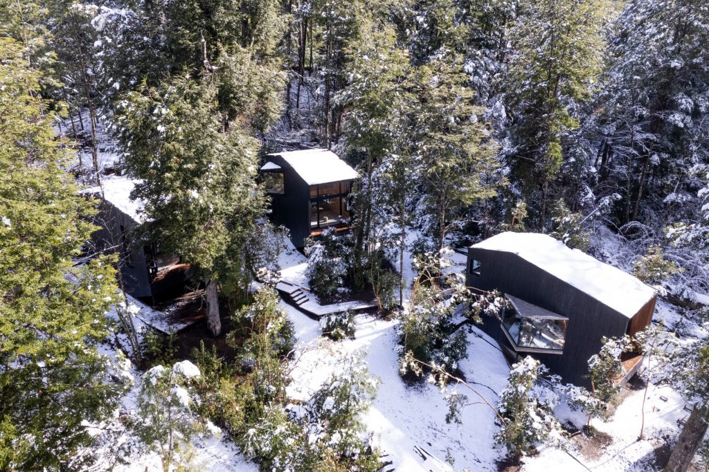 Paisaje nevado en el bosque de casas de lujo en la Patagonia