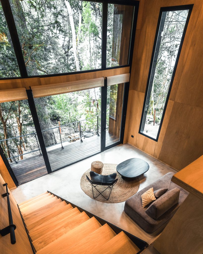 Contrapicado del interior de una mini casa de lujo en la Patagonia argentina