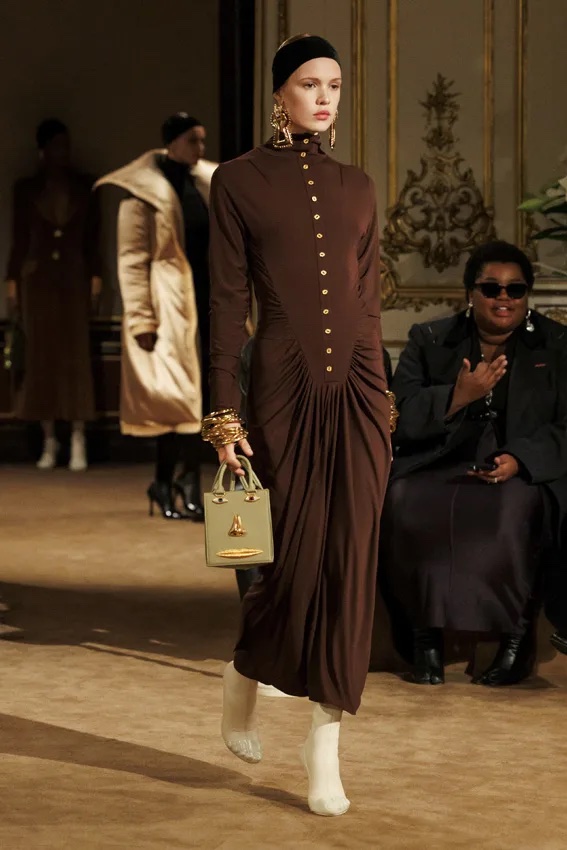 Desfile Schiaparelli Oto&ntilde;o 2023, joyas tendencia XXL, joyas de oro