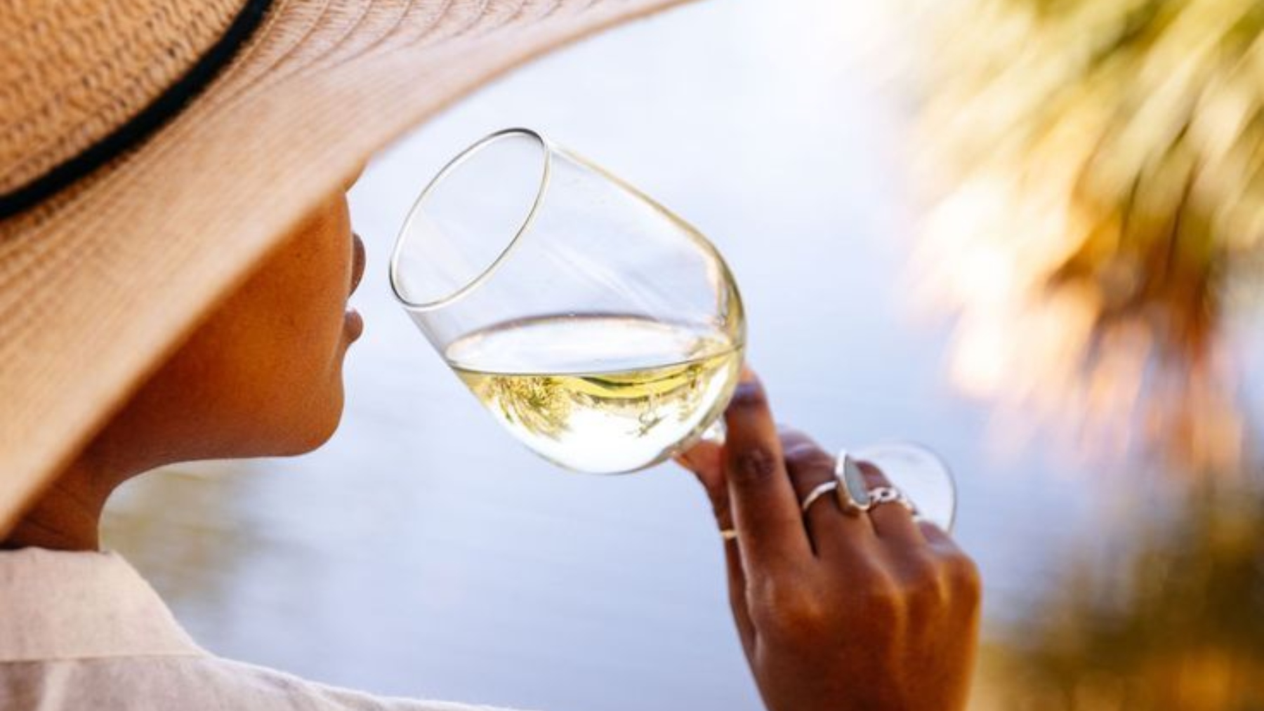 Mujer bebiendo vino