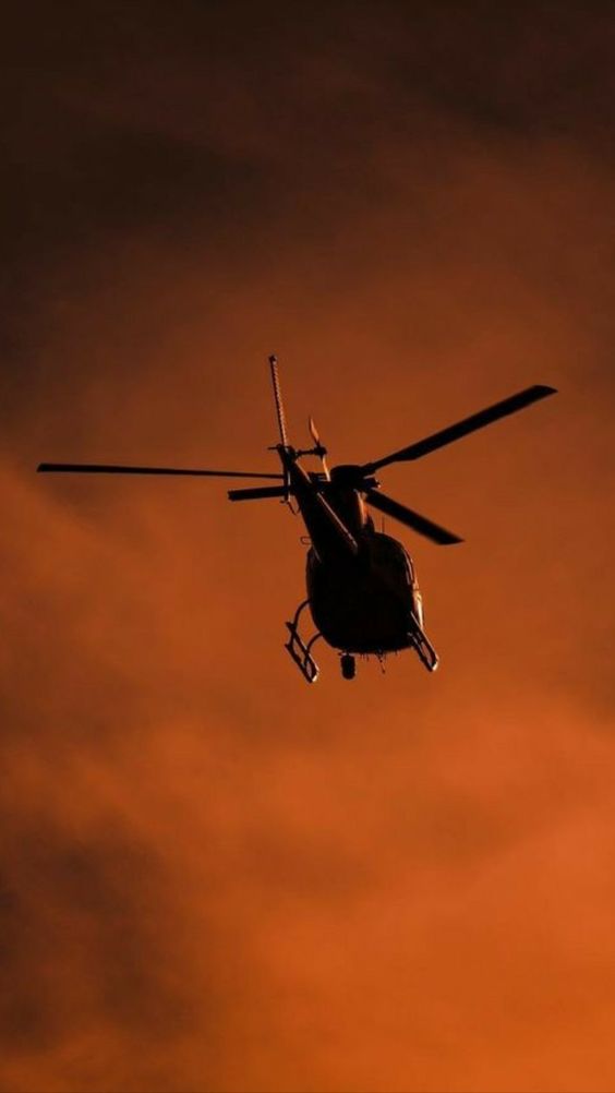 Helicóptero volando