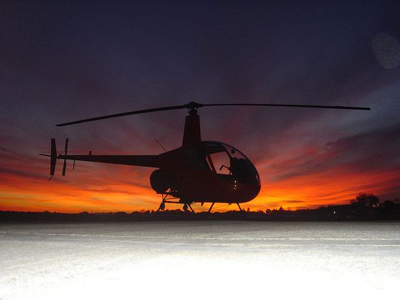Helicóptero atardecer, helicóptero en pista
