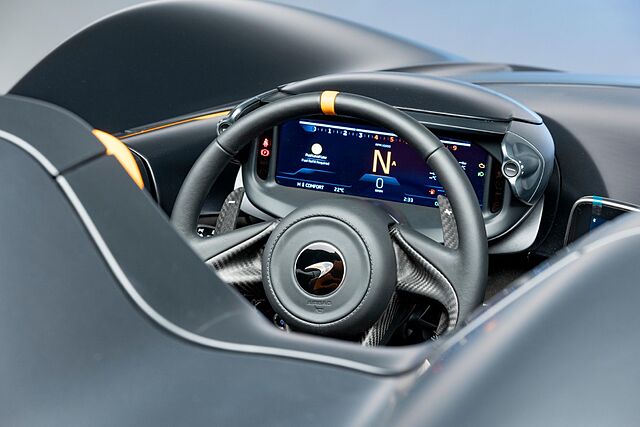 Detalle volante McLaren Elva